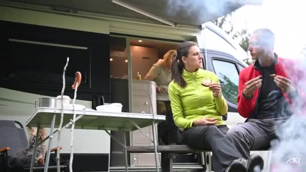 Blanke Vrienden Hun Camper Van Trip Wilderness Kampvuur Wat Eten — Stockvideo