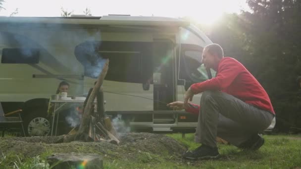 Park Campfire Και Ζευγάρι Κρέμεται Μαζί Μπροστά Από Σύγχρονο Camper — Αρχείο Βίντεο