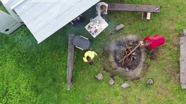 Luchtfoto Van Blanke Vrienden Koken Voedsel Outdoor Voorkant Van Hun — Stockvideo