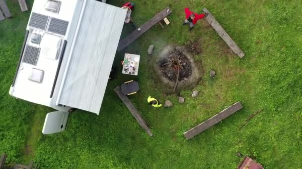 Amigos Caucásicos Cocinando Comida Aire Libre Frente Vehículo Recreativo Vista — Vídeo de stock