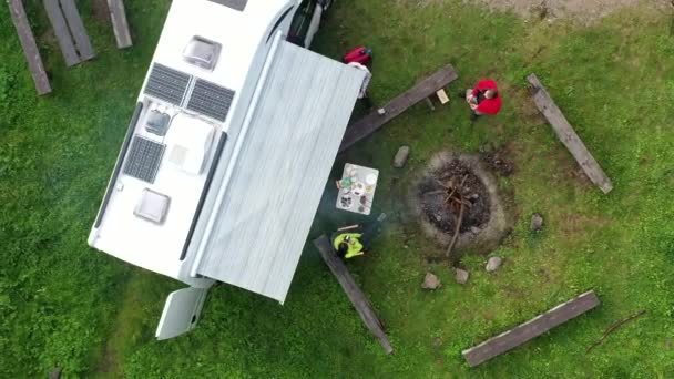 Kaukasische Vrienden Hangen Samen Een Camping Aerial Vista Camper Van — Stockvideo