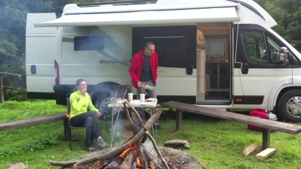 Amigos Caucásicos Tiempo Vacaciones Con Camper Van Cocinar Comida Aire — Vídeo de stock