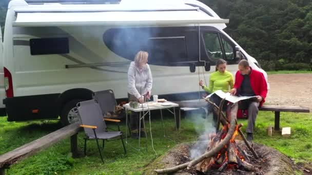 Drei Kaukasische Freunde Die Verbringen Einige Zeit Auf Einem Campingplatz — Stockvideo