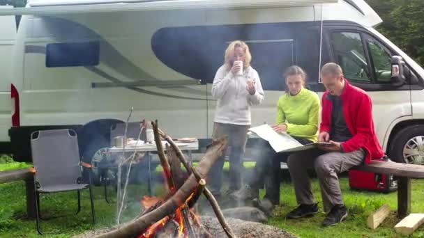 Vrienden Kamperen Buiten Tijd Samen Zich Voorbereiden Volgende Dag Bergen — Stockvideo