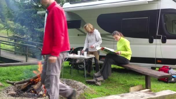 40代の白人の友人はRvキャンパー ヴァンと一緒にキャンプをしています — ストック動画