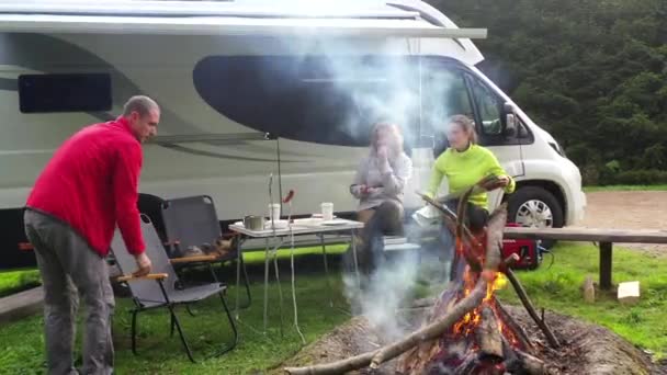 Camping Pitch Tre Kaukasiska Vänner Och Husbil Camper Van Parkerad — Stockvideo