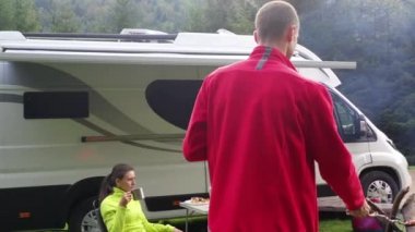 Modern karavan kampı zamanı. Kafkas Arkadaşları ve C Sınıfı Karavan.