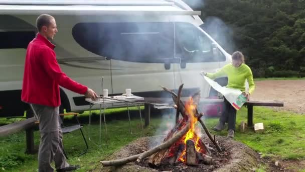 Klass Husbil Camping Och Kaukasiskt Par Framför Campfire Äventyr Tema — Stockvideo