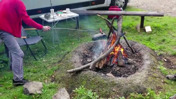 Καυκάσιο Ζευγάρι Περνάει Χρόνο Μαζί Κάμπινγκ Μαγειρική Τροφίμων Κάψιμο Campfire — Αρχείο Βίντεο