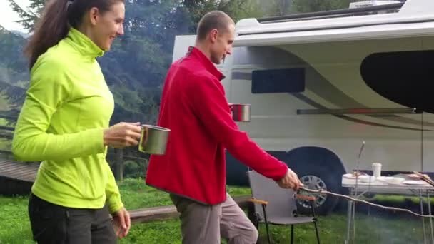 Счастливая Пара Чашками Кофе Разговаривающими Своим Другом Время Поездки Campfire — стоковое видео