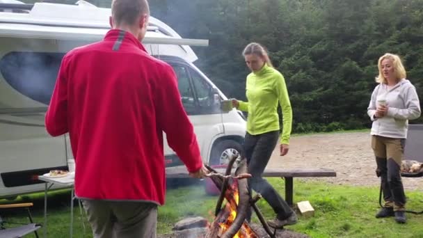 Amici Che Trascorrono Fine Settimana Fuori Città Nel Loro Camper — Video Stock