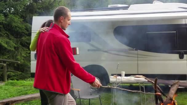 Kyssas Kaukasiska Par Årsåldern Medan Hänger Camping Framför Campfire Förbereda — Stockvideo