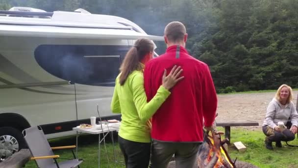 Blanke Vrienden Besteden Hun Vakantie Weg Camper Van Motorhome Kampvuur — Stockvideo