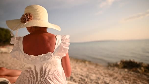 Beyaz Yaşlarındaki Emekli Bir Kadın Sahilde Tatilinin Tadını Çıkarıyor — Stok video