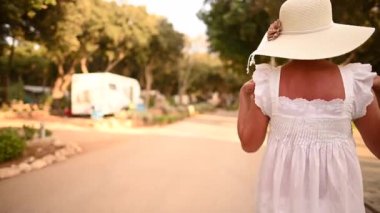 Emekli Kafkasyalı Kadın Rıhtımdaki karavan parkında karavanıyla yürüyor..