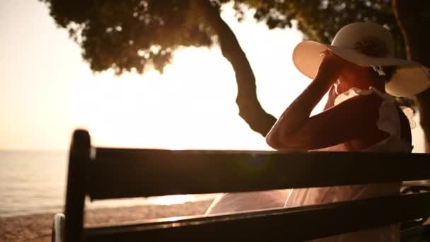 Blanke Gepensioneerde Vrouw Met Zonnehoeden Genieten Aan Zee Zomer Sunset — Stockvideo