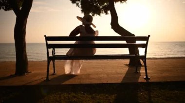 Kafkas Emeklisi 60 'larında ve Deniz Cephesi Tatilinde Tembel Yaz Öğleden Sonrası. Sahilden Manzaralı Vista.