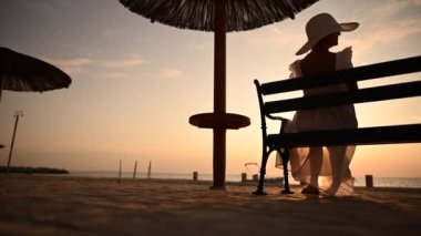 60 'lı yaşlarındaki zarif kadın Okyanusun Önündeki Tropikal Tatilinin keyfini çıkarıyor