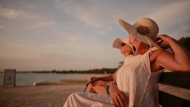 Due Donne Caucasiche Con Cappelli Solari Che Godono Tramonto Sul — Video Stock