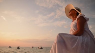 60 'lı yaşlarındaki zarif beyaz kadın tatilinin tadını çıkartıyor.