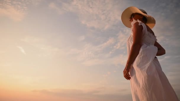 Žena Výslužbě Kloboukem Slunečními Brýlemi Během Letního Západu Slunce — Stock video