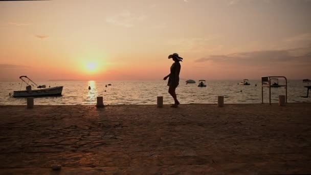 40多岁的白人妇女在热带假期在码头享受无忧无虑的生活 — 图库视频影像