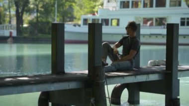 Kafkas Adamlar Tahta Nehir İskelesi kıyısındaki Interlaken İsviçre Bölgesinde Tatilin Tadını Çıkarıyorlar.