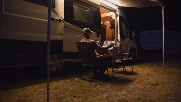 Los Hombres Caucásicos Años Trabajando Línea Forma Remota Desde Park — Vídeo de stock