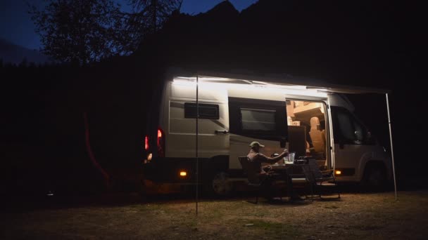 Hombres Caucásicos Pasando Noche Camping Trabajando Desde Exterior Computadora Portátil — Vídeo de stock