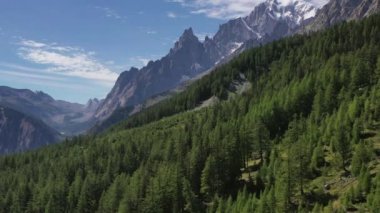 Manzaralı İtalyan Alpleri ve Mont Blanc Massif Hava Görüntüleri. Kuzey İtalya Gelincik Vadisi Bölgesi.