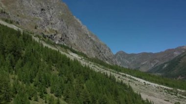Sunny Sumer Günü 'nde Dağ Alpleri' nin Hava Görüntüsü. Kuzey İtalya Val Ferret Bölgesi.