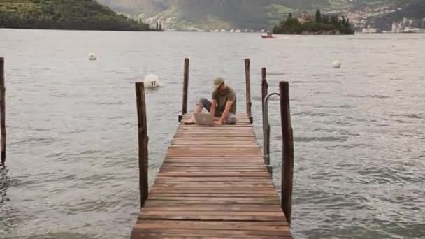 Σεπτεμβρίου 2020 Λίμνη Iseo Ιταλία Καυκάσιοι Άνδρες Που Εργάζονται Από — Αρχείο Βίντεο