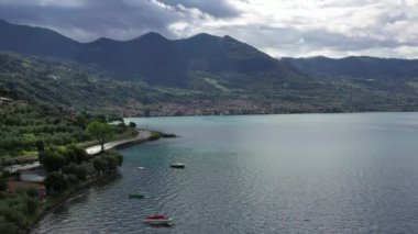 İtalyan Gölü Iseo Bölgesi Hava Görüntüleri. Kuzey İtalya Alpleri.
