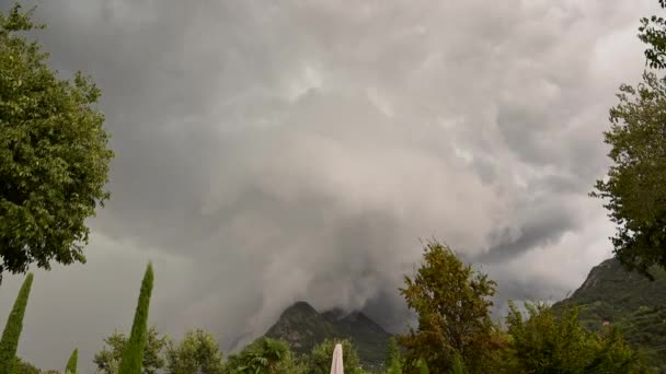 Stürmischer Sommertag Den Bergen Rasch Ziehende Gewitterwolken — Stockvideo