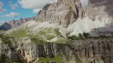 İtalyan Alplerinde Tre Cime di Lavaredo Zirvesi. Hava Dolomitleri Görüntüsü.