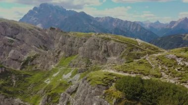 Alp manzarası. İtalyan Dolomitler Yazın sıradağları. Havadan Vista