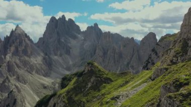 İtalyan Dolomitleri 'ndeki Ekstrem Manzaralı Dağ Yolu ve Sınır Boyunca Yürüyüş Yürüyüşü. Hava Görüntüsü.