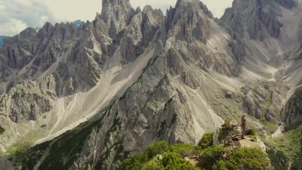 Escursionista Caucasico Turista Sulla Quarantina Godendo Una Perfetta Vista Sulle — Video Stock