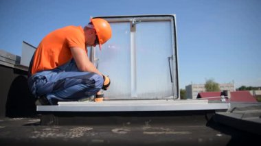 Hls 40 'larda Kafkas İşçisi Binanın Tepesindeki Çatı Girişinin Kurulumunu Tamamlıyor