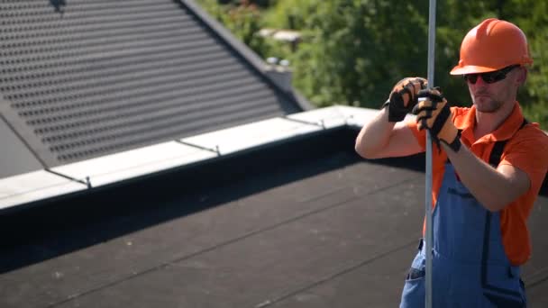 Técnico Que Une Dos Barras Protección Contra Rayos Entre Edificio — Vídeos de Stock