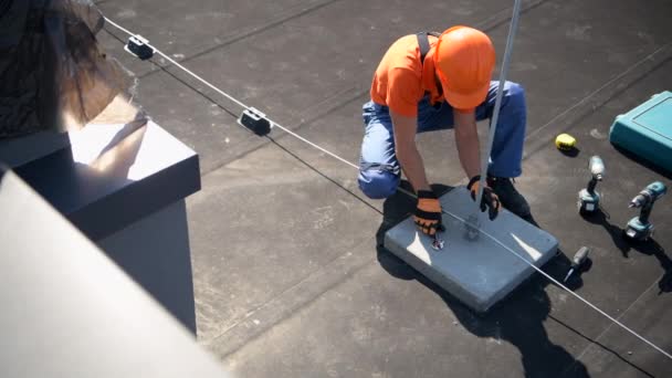 近代的な建物の雷保護技術 屋根の上の技術者会議メタルロッド — ストック動画