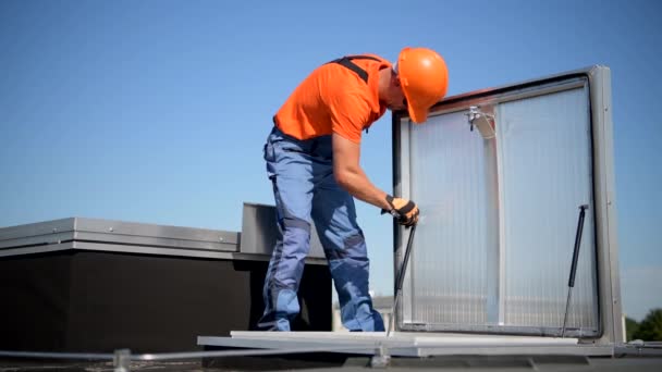 Trabalhador Caucasiano Seus Anos Montar Telhado Entrada Construção Telhado — Vídeo de Stock