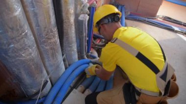 Hava Geri Dönüşümü, Sıcaklık ve Soğutma Boru Hattı İnbotu Teknisyen HVAC İşçisi tarafından Yeni Tamamlandı. İnşaat Endüstrisi Teması.