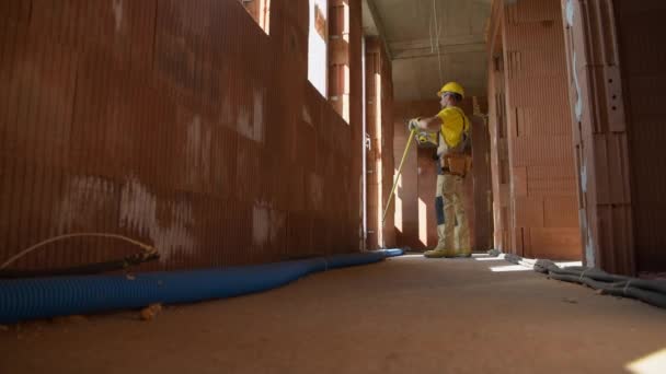 Travailleur Contractuel Mesure Des Blocs Béton Mur Sur Chantier Construction — Video