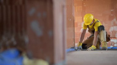 Kafkas İnşaat Alanı İşçisi 40 'lı yaşlarının sonuna kadar Zemin Kurulumu