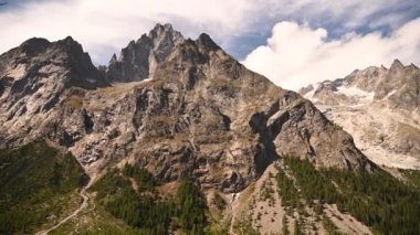 Mont Blanc Massif Kuzey İtalya Yaz Sahnesi 'nde. Alp Manzarası.