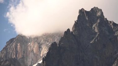 Kuzey İtalya 'da Mont Blanc Massif' in Granit Tepeleri Bulutlarla kaplı