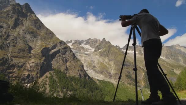 Φωτογράφος Φύση Λήψη Φωτογραφιών Του Σκηνικού Mont Blanc Massif Αλπικό — Αρχείο Βίντεο
