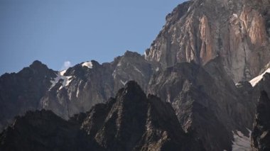 İtalyan Alpleri 'nin Granit Dağ Tepelerinin Panoramik Yatay Çekimi