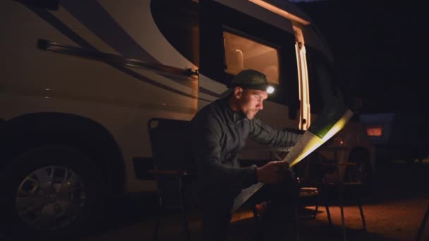 Feneri Okuyan Adamlar Kamp Yaparken Karavanın Önünde Yerel Duruşmalar Haritası — Stok video